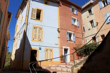 Fototapeta na wymiar Ulice i budynki dawnego centrum Aubagne
