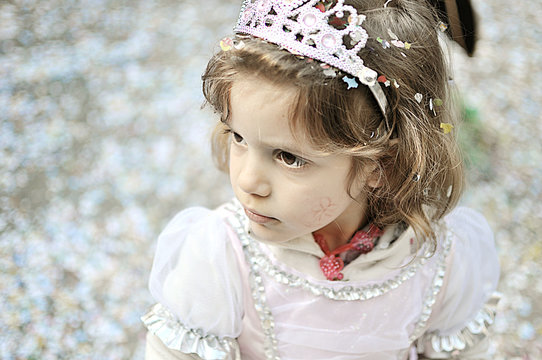 Piccola bambina vestita da principessa a carnevale