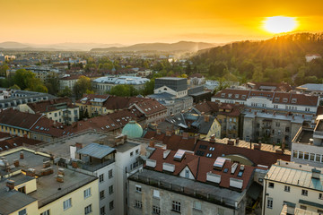 Fototapeta na wymiar Widok na miasto z zachodu słońca