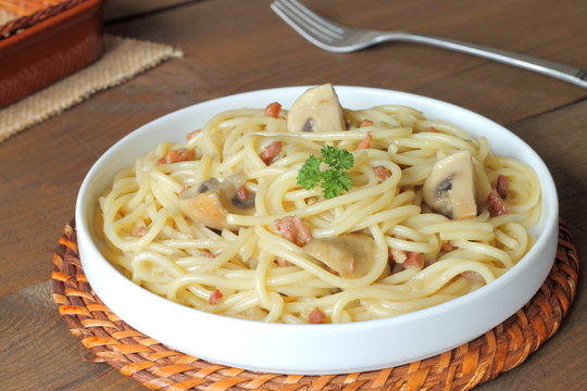 Noodles with mushrooms and prosciutto