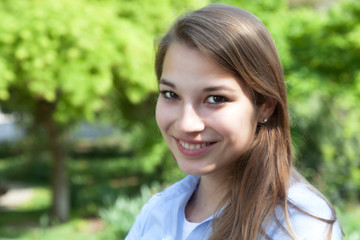 Lachende junge Frau im Park