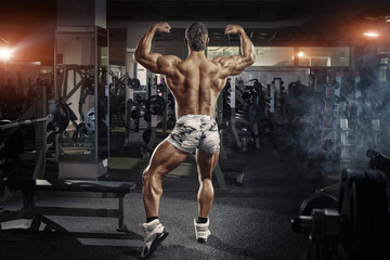 Fototapeta na wymiar Bodybuilder man posing in the gym