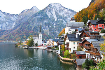 Fototapeta na wymiar Autumn at Hallstatt lake Austria