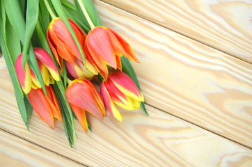 bukiet tulipanów na drewnianym stole