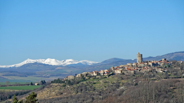 Village de Montpeyroux  et le Macif du Sancy