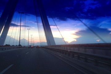 fahren über eine brücke in mannheim, deutschland