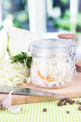 Composition with fresh and marinated cabbage (sauerkraut),