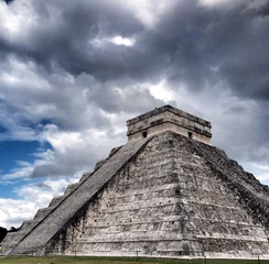 Zelfklevend Fotobehang Main Mayan pyramid in Chichen Itza, Mexico © kardzstudio