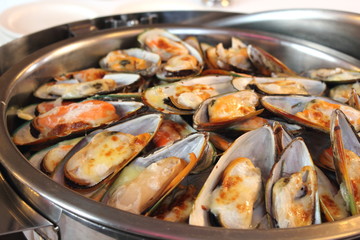 Baked mussels with cheese