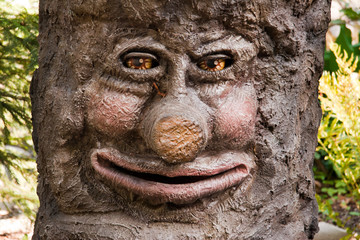 ein lachender Baum mit Gesicht