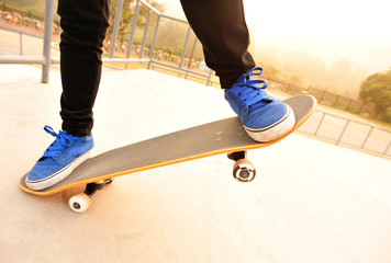 Fototapeta na wymiar Skateboarding kobieta nogi