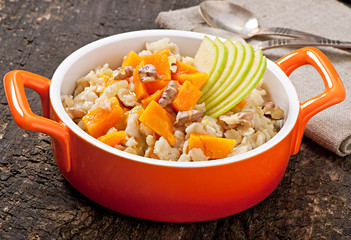Oatmeal with pumpkin, apples, nuts and honey