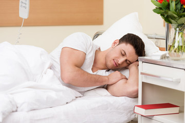 patient schläft in der klinik