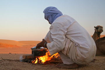 Inheemse Arabische bedoeïenen die een diner maken in de woestijn