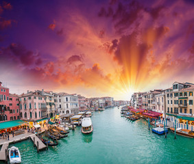 Venetië. Uitzicht op het Canal Grande in de schemering vanaf de Rialtobrug