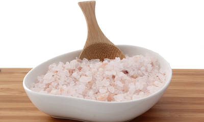 Fototapeta na wymiar gros sel poivre en grains