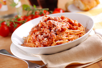 spaghetti all'amatriciana con ingredienti intorno