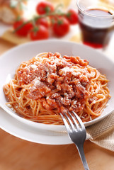 spaghetti all'amatriciana con ingredienti intorno