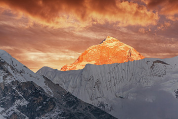 Makalu piek (8463 m) bij zonsondergang. Nepal, Himalaya.