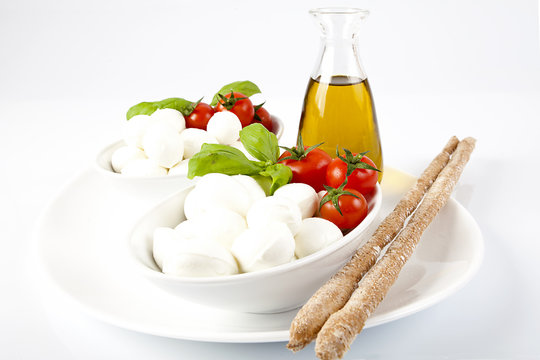 Prodotti tipici italiani;mozzarella,pomodoro e grissini