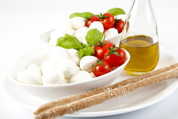 Gustoso antipasto italiano a base di mozzarelle e pomodoro