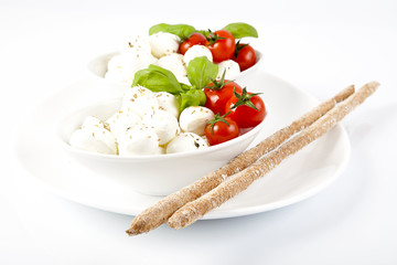 Mozzarelle fresche con pomodorini,basilico e grissini