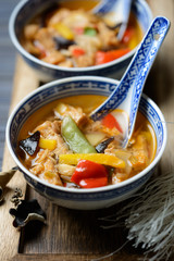 Gemüse süß-sauer mit Glasnudeln und Sojafleisch