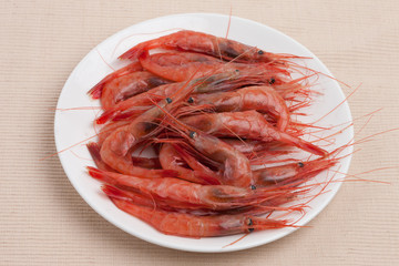 殻付きのアマエビ