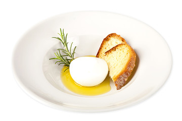 Mozzarella fresca con pane, rosmarino e l'olio d'oliva