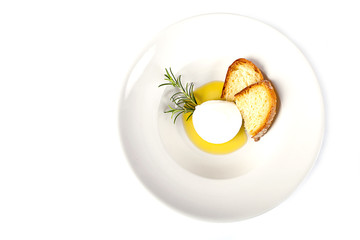 Mozzarella fresca con fette di pane, rosmarino e l'olio d'oliva