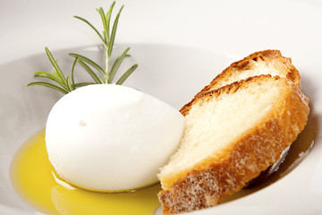 Mozzarella di bufala fresca con fette di pane casereccio
