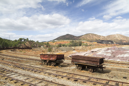Vagonetas de ferrocarril abandonadas en Río Tinto, Huelva