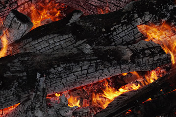 Bonfire flaming © Kynamuia