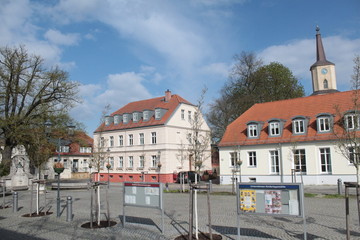 Obraz premium Marktplatzmit Stubenrauchdenkmal in der Teltower Altstadt