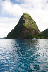 Bateaux devant le piton de Sainte Lucie
