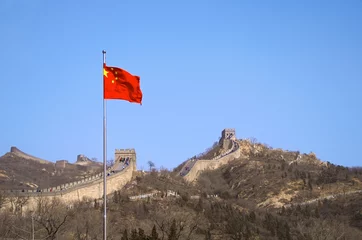 Fotobehang The Chinese Flag Before The Great Wall Of China © kyrintethron