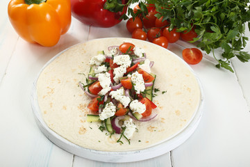 tortilla wrap con verdure e formaggio