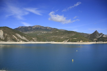 Fototapeta na wymiar Jezioro i błękitne niebo