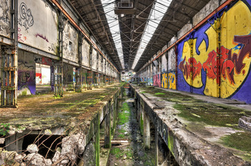 Fototapeta premium Wnętrze opuszczonego budynku przemysłowego