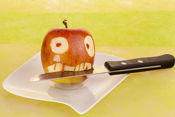 Vampir Gesicht im Apfel