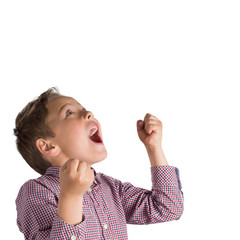 Jubelnder Junge, freigestellt