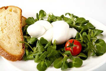 Treccia di mozzarella fresca di bufala con valeriana