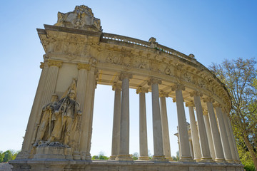 Obraz premium Kolumnada w parku Retiro w Madrycie