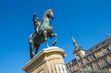 Fototapeta na wymiar Equestrian statue on the Plaza Mayor in Madrid