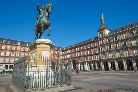 Equestrian statue on the Plaza Mayor in Madrid