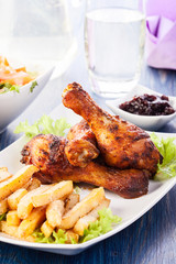Chicken drumsticks with chips