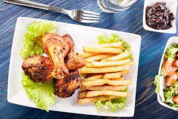 Chicken drumsticks with chips