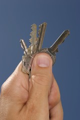 hand halten schlüssel  nahaufnahme