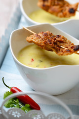 Kokos-Curry-Suppe mit Sojafleisch-Spießen