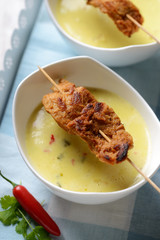 Kokos-Curry-Suppe mit Sojafleisch-Spießen